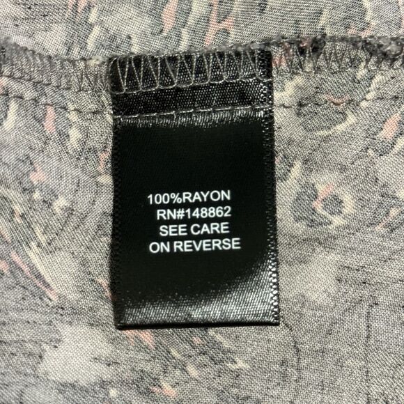 Torrid Blouse Size 2 (2X) Black Pink Gray Abstract Print V-Neck 3/4 Sleeve Top - Picture 6 of 7